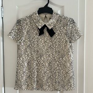 Karl Lagerfeld Paris White Flo­ral Lace Short-Sleeve Bow Tie (Size 6)